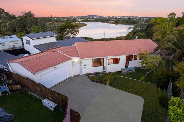 Photo of property in 1/29 Beaubank Road, Kelston, Auckland, 0602