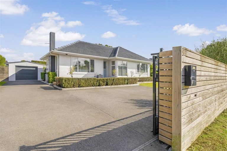 Photo of property in 4 London Street, Te Atatu Peninsula, Auckland, 0610