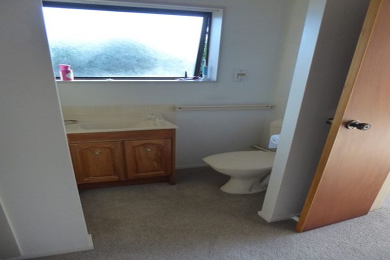 Photo of property in 15 Bosnyak Drive, Te Atatu South, Auckland, 0610