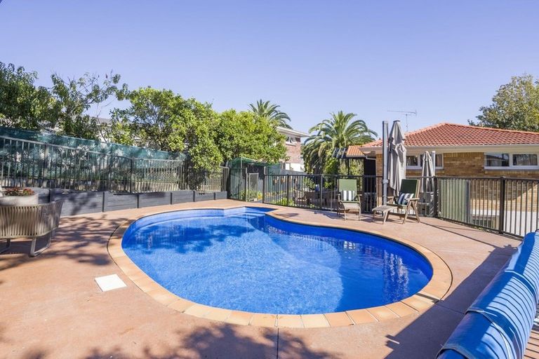 Photo of property in 6 Regal Place, Forrest Hill, Auckland, 0620