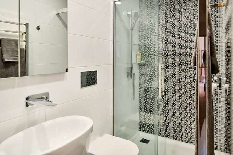 Photo of property in 9 Whiorau Grove, Lowry Bay, Lower Hutt, 5013