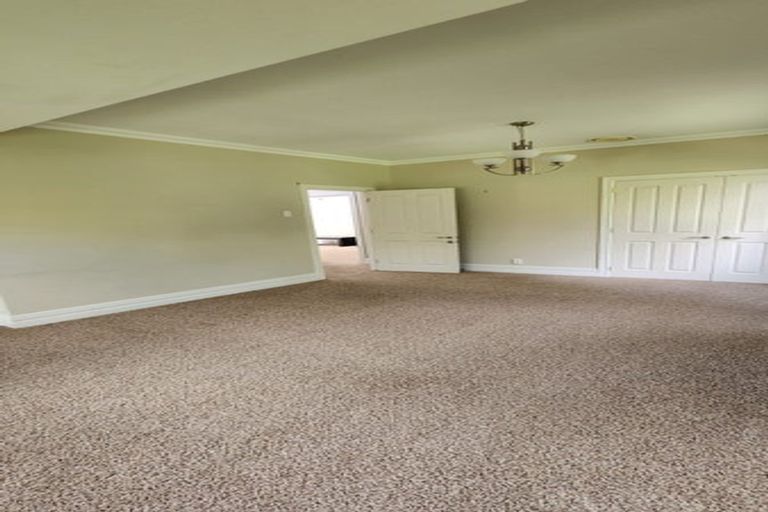 Photo of property in 186 Boord Crescent, Kumeu, 0891