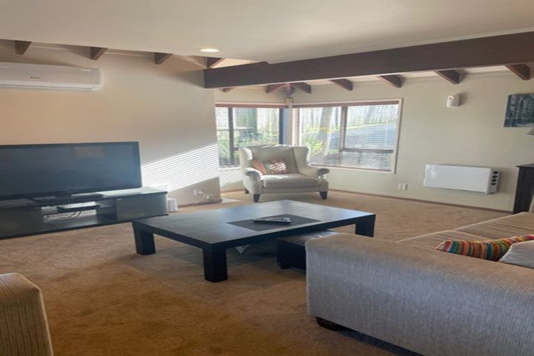 Photo of property in 2/166 Rangatira Road, Beach Haven, Auckland, 0626