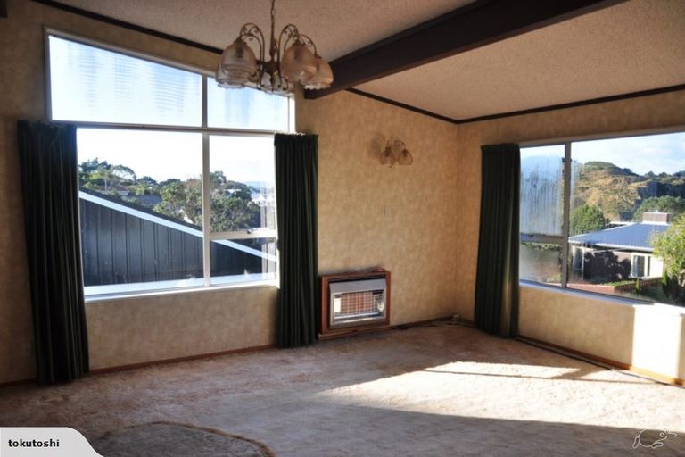 Photo of property in 6 Rajkot Terrace, Broadmeadows, Wellington, 6035