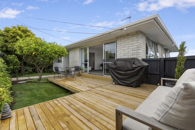 Photo of property in 21 York Crescent, Westown, New Plymouth, 4310