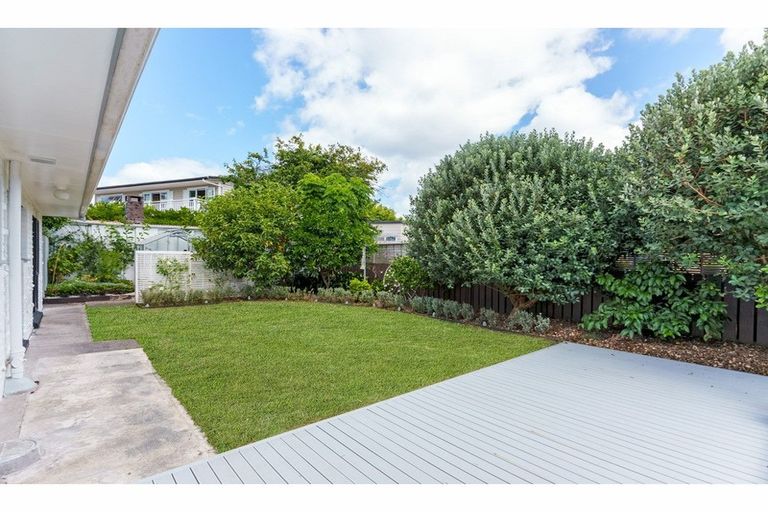 Photo of property in 6 Edgewater Grove, Orewa, 0931