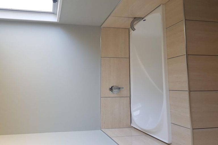 Photo of property in 8 Curlew Place, One Tree Point, 0118