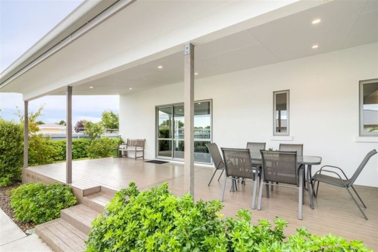 Photo of property in 17 Royal Park Drive, Parklands, Christchurch, 8083