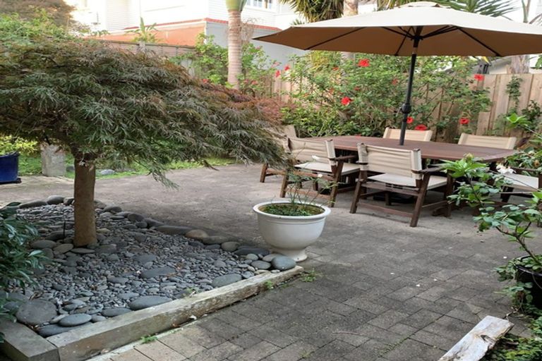 Photo of property in 2/34 Princes Street, Northcote Point, Auckland, 0627