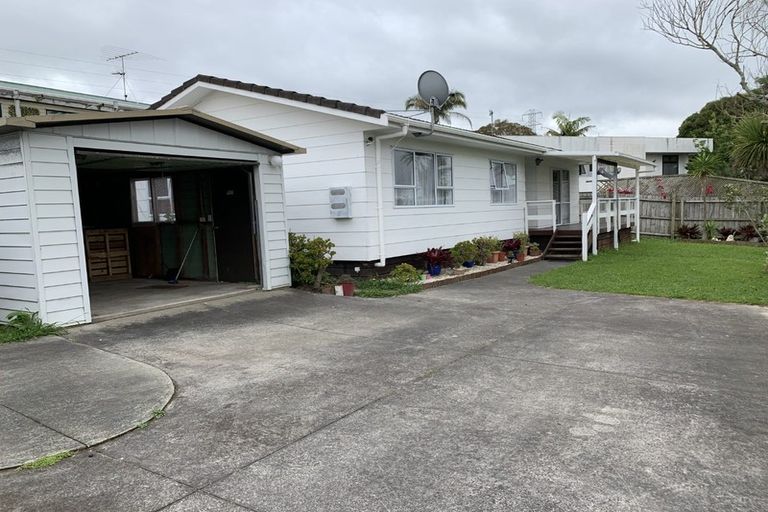Photo of property in 2/82 Roberts Road, Te Atatu South, Auckland, 0610