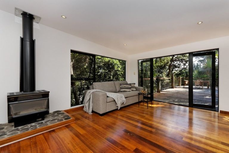 Photo of property in 15 Rayner Road, Piha, 0772