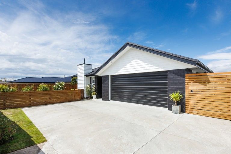 Photo of property in 120 Johnstone Drive, Fitzherbert, Palmerston North, 4410