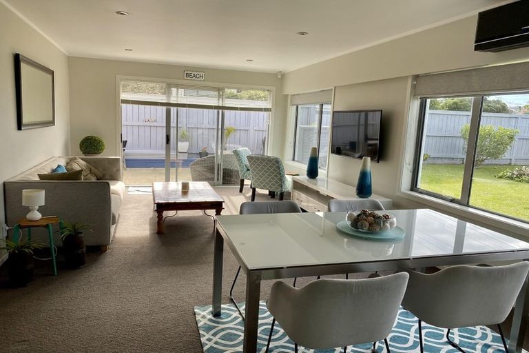 Photo of property in 1/104 East Coast Road, Forrest Hill, Auckland, 0620