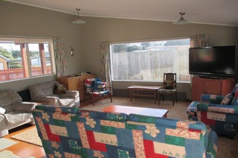 Photo of property in 1 Frances Street, Waikanae Beach, Waikanae, 5036