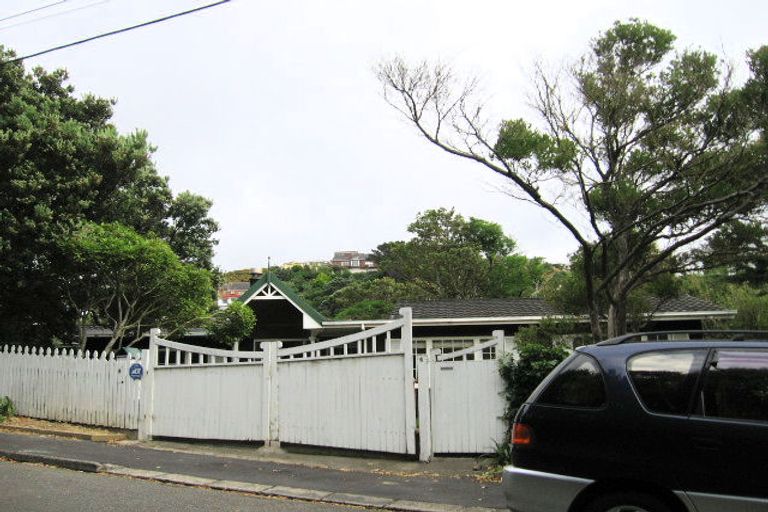 Photo of property in 4 Kellsmere Crescent, Island Bay, Wellington, 6023