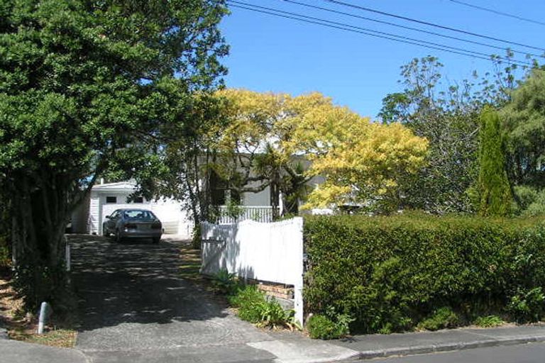 Photo of property in 8 Valley Road, Northcote, Auckland, 0626