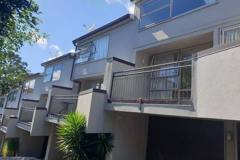 Photo of property in 5 Mannikin Place, Unsworth Heights, Auckland, 0632