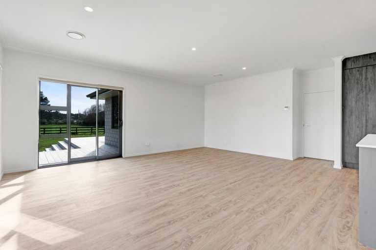 Photo of property in 31 Ninia Road, Paraite, New Plymouth, 4373