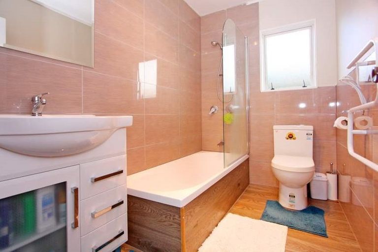 Photo of property in 2/25 Solveig Place, Randwick Park, Auckland, 2105