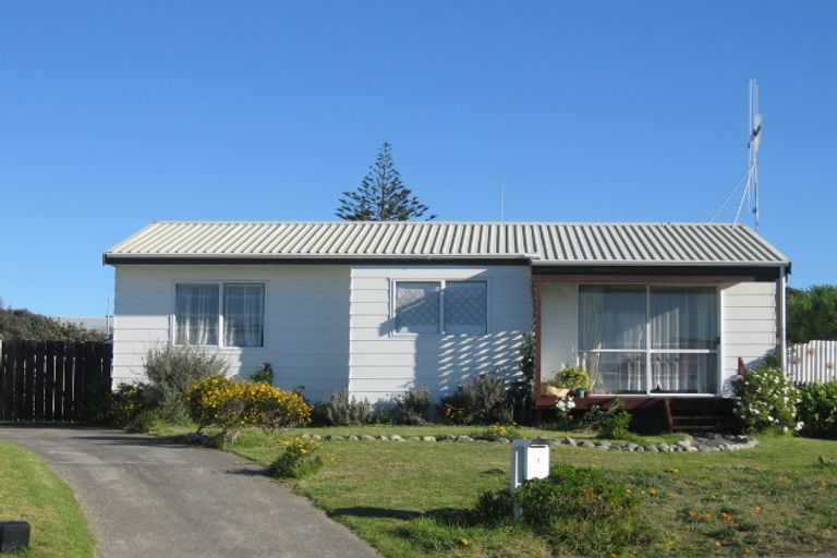 Photo of property in 1 Simcox Street, Otaki Beach, Otaki, 5512