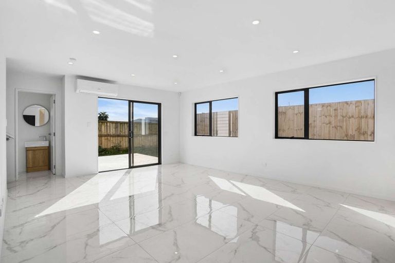 Photo of property in 6d Buisson Glade, West Harbour, Auckland, 0618