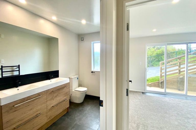 Photo of property in 4 Vipond Road, Stanmore Bay, Whangaparaoa, 0932