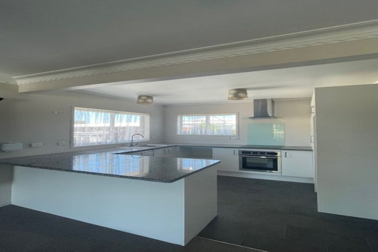 Photo of property in 2/100 Titirangi Road, New Lynn, Auckland, 0600