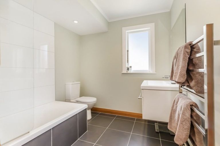 Photo of property in 43 Tio Tio Road, Miramar, Wellington, 6022