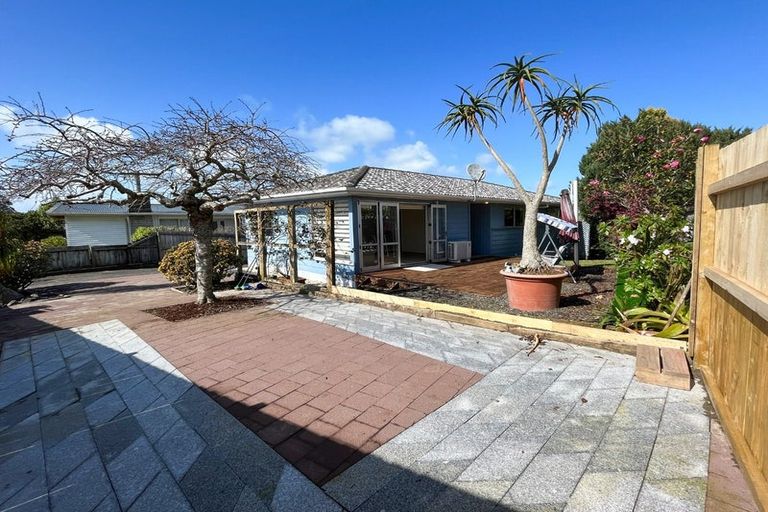 Photo of property in 94 Lantana Road, Green Bay, Auckland, 0604