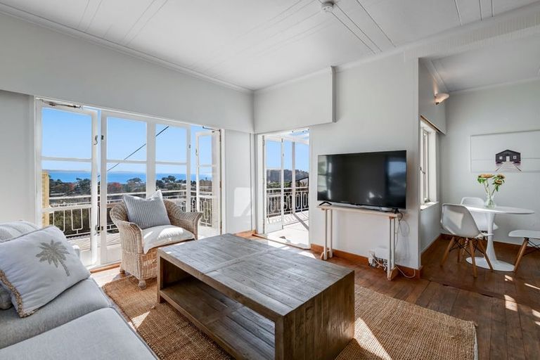 Photo of property in 43 Surf Road, Stanmore Bay, Whangaparaoa, 0932