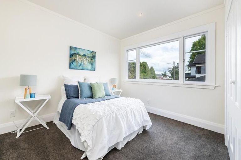 Photo of property in 1 Luckens Road, West Harbour, Auckland, 0618