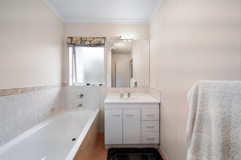 Photo of property in 57 Carisbrook Crescent, Papakura, 2110