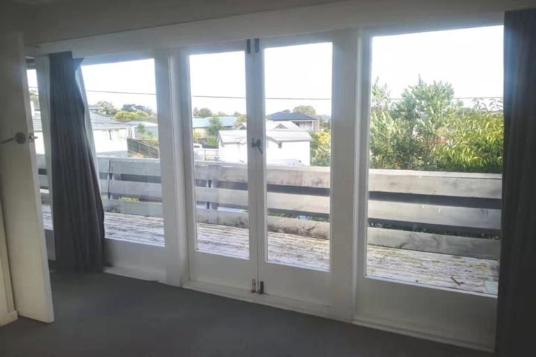 Photo of property in 260 Wairau Road, Glenfield, Auckland, 0627