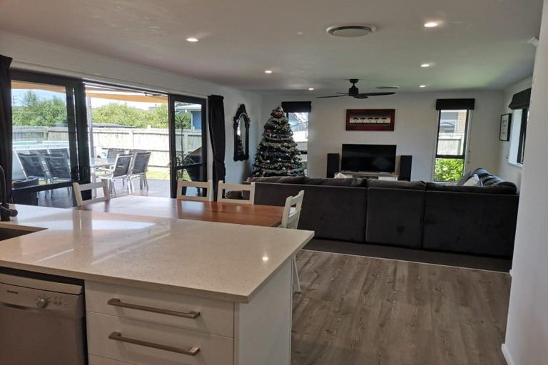 Photo of property in 17 Roto View, One Tree Point, 0118