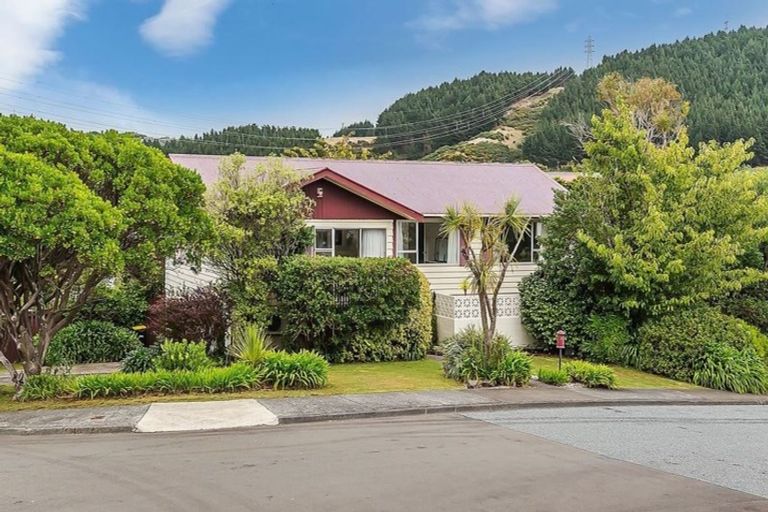 Photo of property in 1 Zande Terrace, Tawa, Wellington, 5028