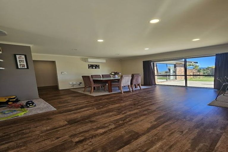 Photo of property in 17 Consort Close, Paraparaumu Beach, Paraparaumu, 5032