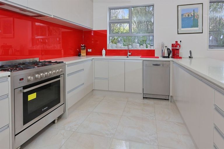 Photo of property in 114 Lake Panorama Drive, Henderson Valley, Auckland, 0612