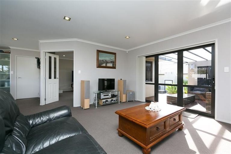 Photo of property in 21 Montrose Place, Highlands Park, New Plymouth, 4312