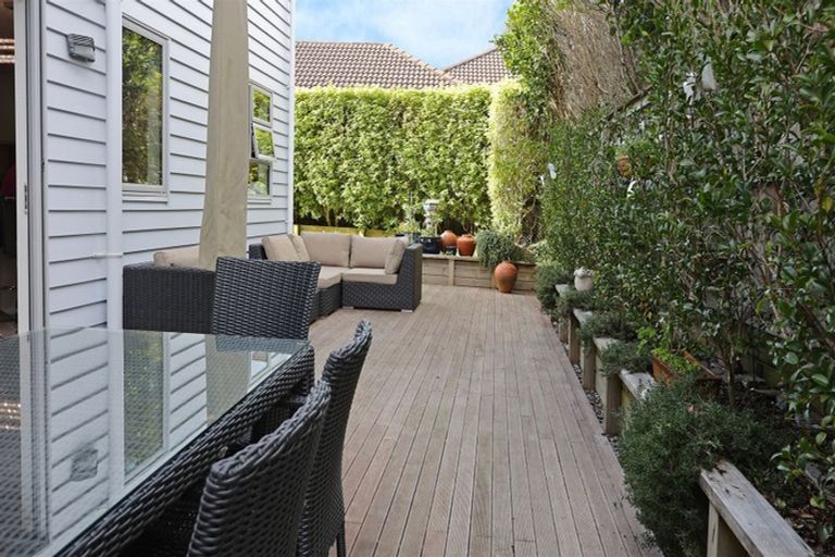 Photo of property in 114 Lake Panorama Drive, Henderson Valley, Auckland, 0612