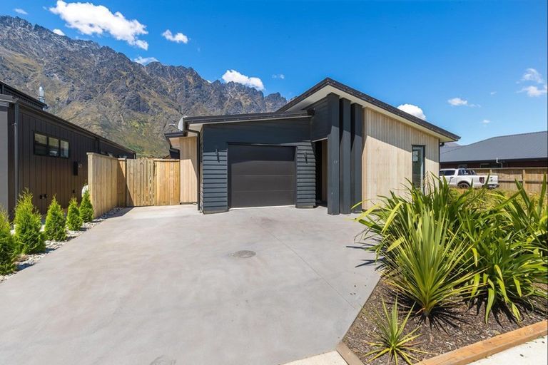 Photo of property in 17 Bale Road, Jacks Point, 9371