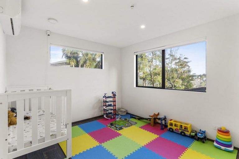 Photo of property in 25b Deverell Place, Northcross, Auckland, 0632