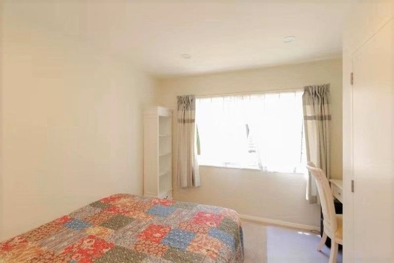 Photo of property in 6a Hiwihau Place, Glenfield, Auckland, 0629