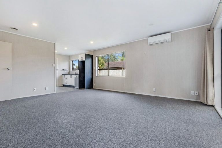 Photo of property in 2/11 Beaumaris Way, Conifer Grove, Takanini, 2112
