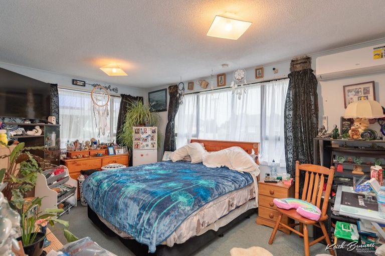 Photo of property in 10 Somerset Place, Cannons Creek, Porirua, 5024