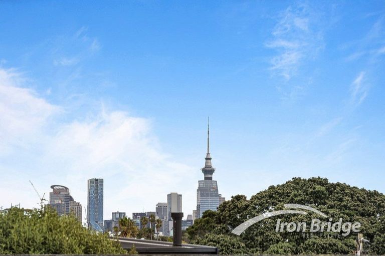 Photo of property in 3/45 Merani Street, Narrow Neck, Auckland, 0622