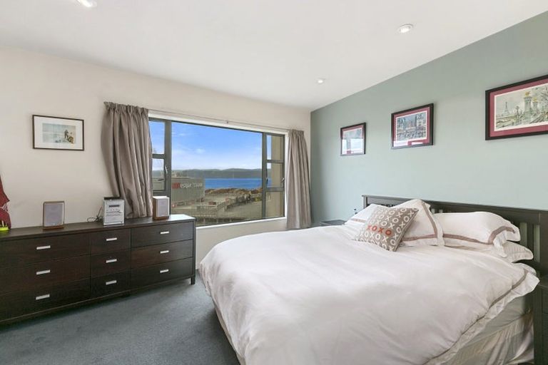 Photo of property in Endeavour Apartments, 2/125 Thorndon Quay, Pipitea, Wellington, 6011