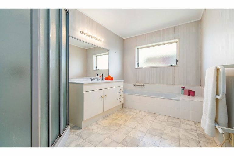 Photo of property in 29 Taupiko Place, Green Bay, Auckland, 0604