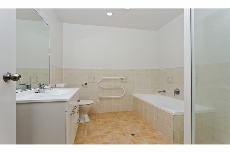 Photo of property in 5/14 Fields Parade, Oteha, Auckland, 0632