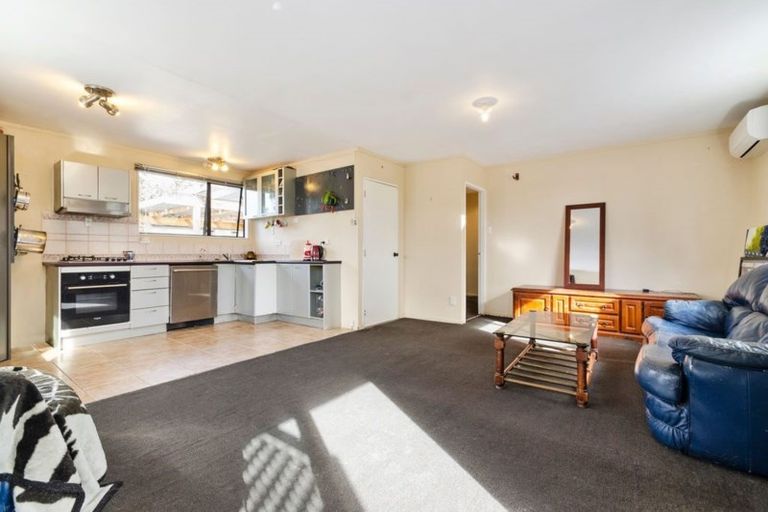 Photo of property in 1/71 Redcrest Avenue, Red Hill, Papakura, 2110