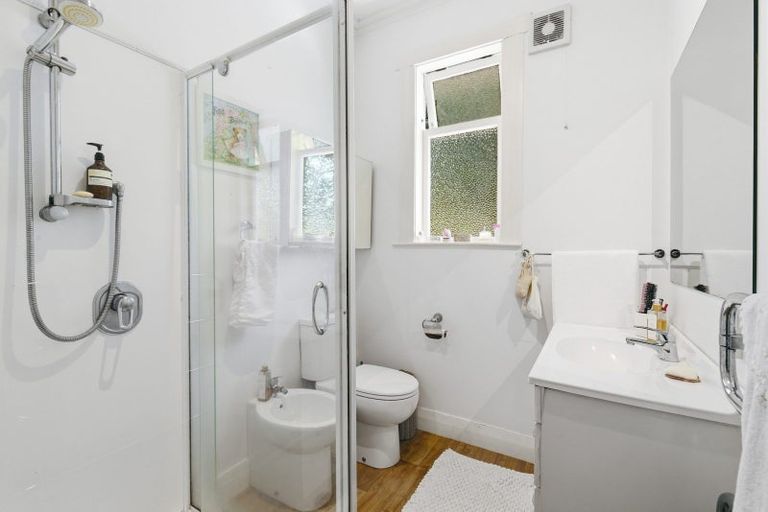 Photo of property in 13 Hungerford Road, Lyall Bay, Wellington, 6022